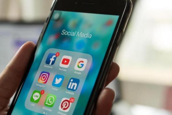 Media sosial juga dapat memiliki risiko besar yang membahayakan kesehatan mental dan kesejahteraan anak-anak dan remaja