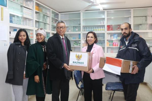 Badan Amil Zakat Nasional (Baznas) menyalurkan bantuan obat-obatan kepada warga Palestina yang mencari perlindungan dan pergi mengungsi di dekat perbatasan Yordania
