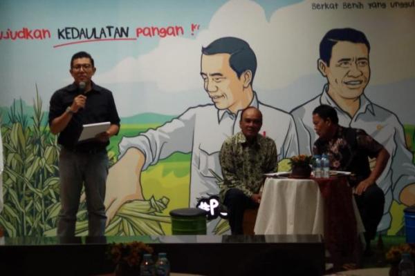 Mantan Menteri Transmigrasi dan Pemukiman Hutan di era Soeharto tersebut menyebut bahwa kebanyakan petani di Indonesia masih masuk dalam golongan keluarga kelas menengah ke bawah, yang berarti masih mendekati kemiskinan.