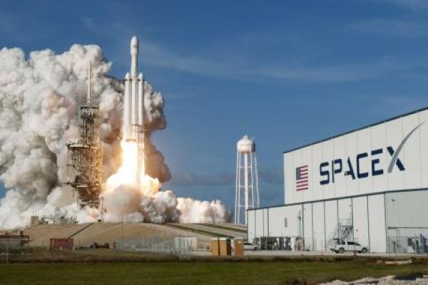 Perusahaan transportasi luar angkasa swasta Amerika Serikat, SpaceX berencana untuk memotong lebih dari 10 persen dari tenaga kerjanya.