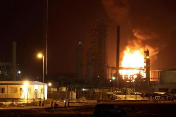 Api telah merobek tangki penyimpanan di kilang minyak utama di kota Al-Buraika di Aden Yaman pada Jumat malam waktu setempat.