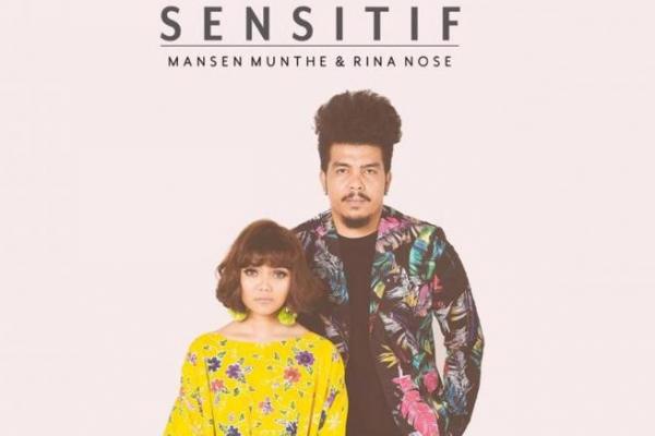 Industri musik Indonesia kedatangan kolaborasi menarik yang menghadirkan penyanyi beruara khas Mansen Munthe dengan wanita humoris, Rina Nose.