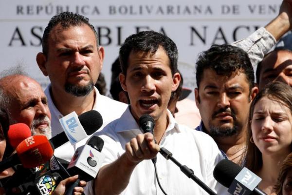 Guaido, yang telah diakui sebagian besar negara-negara Barat sebagai presiden sah Venezuela selama sebulan terakhir, mengunggah foto dirinya dikelilingi tumpukan gardus putih vitamin dan suplemen gizi.