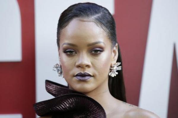 Penyanyi R&B asal Barbados, Robyn Rihanna Fenty menggugat ayahnya yang dituduh telah meyalagunakan nama keluarga Fenty, yang juga merupakan nama produk bisnis kecantikannya.