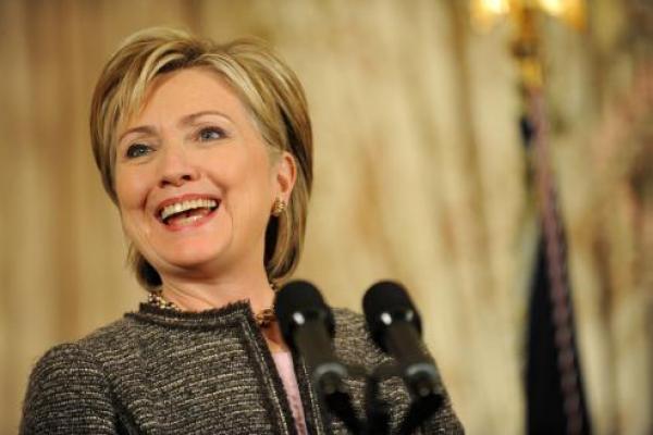 Clinton menyerahkan sekitar 33.000 email dari server pribadinya pada 2014, dan penyelidikan Departemen Luar Negeri menemukan 