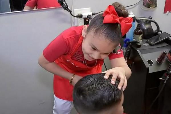 Seorang tukang cukur dalam pelatihan di sebuah toko di Houston menarik perhatian karena tingkat keterampilannya yang tinggi 