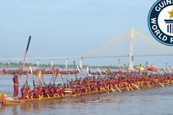 Sebuah tim asal Kamboja memecahkan Rekor Dunia Guinness dengan membangun kapal naga yang panjangnya hampir setinggi Patung Liberty.