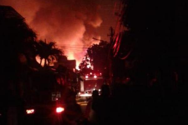 Kebakaran terjadi di kawasan Tomang, Jakarta Barat. Sedikitnya sekitar 200 rumah ludes dilalap si jago merah.