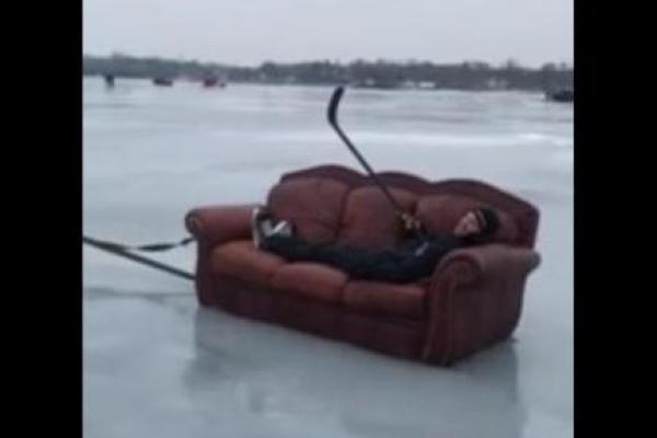 Beberapa pria petualang di Minnesota melakukan aksi tak biasa, yakni menggunakan sofa untuk berselancar di atas es yang menutupi danau.