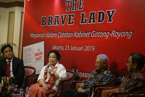 Megawati Soekarnoputri bercerita tentang kabinet gotong royong yang dulu ia pimpin. Kisah itu bersamaan dengan peluncuran buku The Grave Lady dalam peringatan HUT ke-72 Megawati di hotel Sahid, Jakarta. Banyak tokoh hadir dalam kesempatan itu.