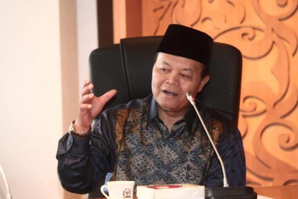 Di hadapan delegasi Pondok Pesantren Modern Baitussalam Prambanan, Jawa Tengah, Wakil Ketua MPR RI Hidayat Nur Wahid mengatakan, para santri memiliki jasa yang sangat besar bagi Negara Kesatuan Republik Indonesia