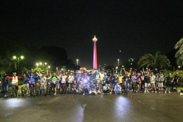 Ratusan pesepeda dari komunitas-komunitas pecinta sepeda tanah air berkumpul di Jakarta untuk menikmati sekaligus merayakan acara Jakarta Night Ride Big Bang 2019, yang merupakan puncak acara bulanan Jakarta Night Ride (JNR) pada Jumat (25/01).