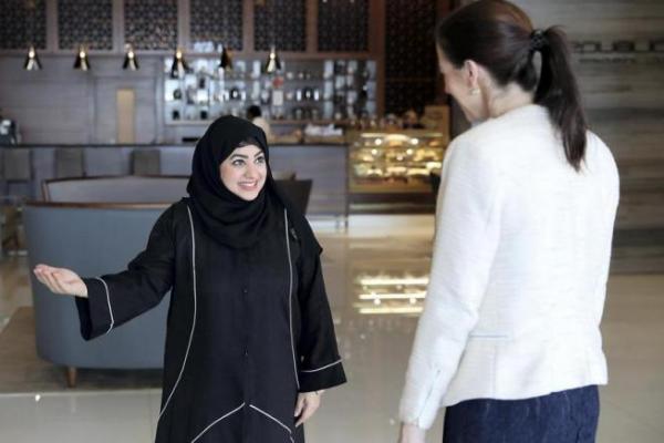 Sebuah hotel di Dubai telah melarang stafnya menggunakan salam resmi seperti sir, madam dan nyonya dalam upaya untuk membuat para tamu merasa lebih betah.