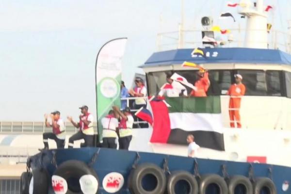 Sebuah tim perwira Polisi Dubai memecahkan rekor dunia Guinness ketika mereka melompat ke air dan menarik sebuah kapal seberat 782.795,4 pon.