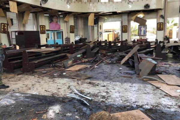 Dua bom meledak di sebuah katedral Katolik Roma di sebuah pulau di Filipina selatan tempat gerilyawan Muslim aktif, menewaskan sedikitnya 20 orang dan melukai 111 lainnya selama Misa Minggu.