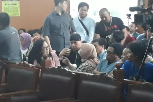 Majelis Hakim Pengadilan Negeri Jakarta Selatan memvonis penjara Ahmad Dhani 1 tahun enam bulan. Dhani pun langsung ke Cipinang.