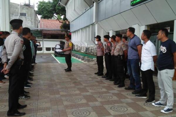 Pengawalan ketat di sidang Ahmad Dhani dalam kasus ujaran kebencian dilakukan satuan Polisi Jakarta Selatan. Mengapa?