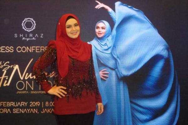Diva pop asal Malaysia, Siti Nurhaliza kembali muncul di depan publik. Ia mengaku kangen dengan Jakarta dan Istora Senayan. Ada apa?