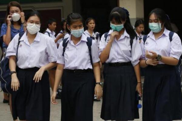 Ratusan sekolah di Bangkok akan ditutup sampai paling tidak minggu depan karena kabut asap yang mengganggu ibu kota Thailand tersebut.