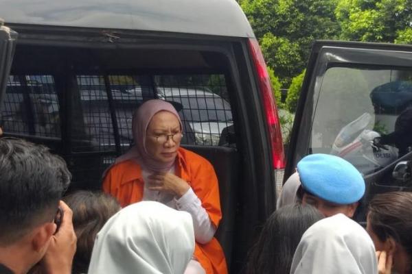 Polda Metro Jaya melimpahkan tersangka hoax penganiayaan Ratna Sarumpaet ke Kejaksaan Tinggi DKI. Ini suasananya. 