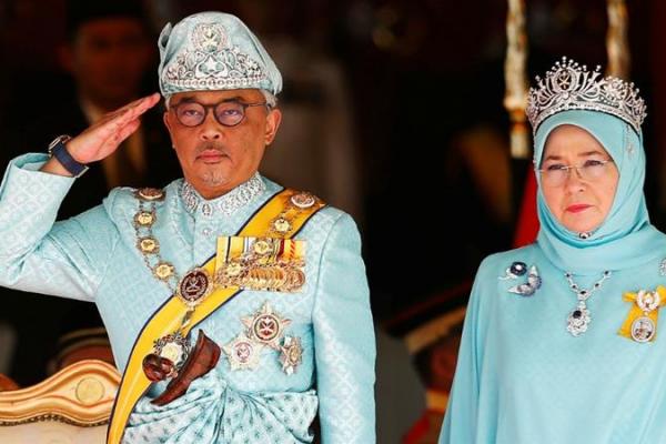 Dalam acara prosesi tersebut, pria 59 tahun itu hadir mengenakan pakaian tradisional berwarna biru pucat diampingi istrinya, Tunku Azizah Aminah Maimunah