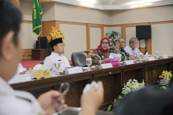 Politisi Partai Persatuan Pembangunan (PPP) ini menyampaikan perlunya penguatan kembali perencanaan dan pembangunan antara Kabupaten dan Kota Bogor melalui Bogor Economic Summit (BES), selain juga penyelesaian isu-isu utama yang harus disikapi bersama