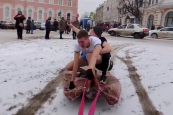 Polisi di Rusia mengatakan seorang pengemudi didenda setelah sebuah video yang diposting secara online menunjukkan dua pria ditarik melewati jalan-jalan kota sambil mengendarai karpet.
