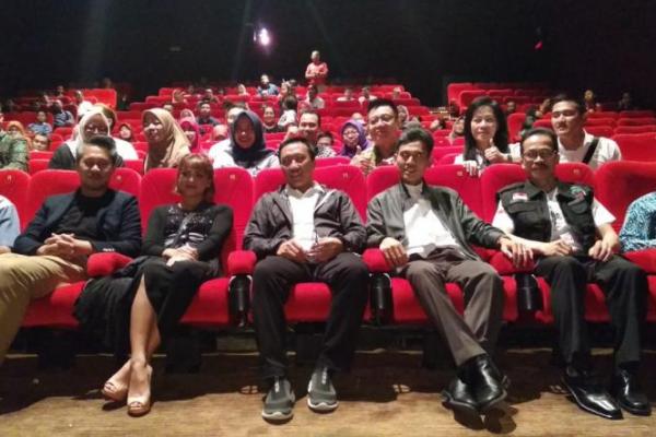 Imbauan dikumandangkannya lagu Indonesia Raya di bioskop mendapat respons positif. Para unsur kepemudaan yang ada di Indonesia mendukung imbauan tersebut demi menumbuhkan rasa cinta Tanah Air.