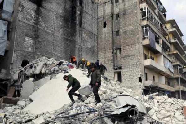 Empat anak di antara sedikitnya 11 orang tewas ketika satu blok apartemen yang hancur akibat perang runtuh di kota kedua Suriah, Aleppo, Sabtu (02/02) waktu setempat