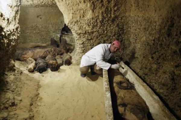Kementerian barang antik mesir menyebutkan, para arkeolog Mesir menemukan sebuah makam berisi 50 mumi yang berasal dari era Ptolemaic, di Minya, selatan Kairo, Sabtu (02/02) wakti setempat.