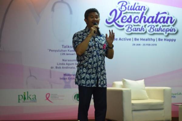 Dokter spesialis bedah onkologi Rumah Sakit Kanker Dharmais Jakarta dr. Bob Andinata, Sp.B (K) Onk mengimbau masyarakat memprioritaskan terapi medis