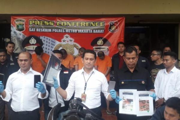 Empat tersangka mucikari yang menjadikan anak di bawah umur dalam bisnis prostitusi onlinenya diamankan Polres Jakarta Barat.