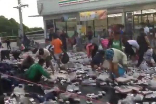 Ratusan warga setempat turun ke jalan di Thailand ketika sebuah truk terbalik menumpahkan 80.000 kaleng bir ke jalan.