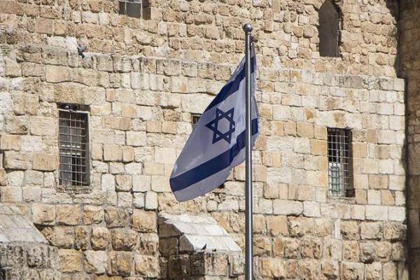 Menurut Abu Sneineh, pasukan Israel dikerahkan di halaman masjid dengan dalih untuk memberikan perlindungan kepada orang-orang Yahudi.
 