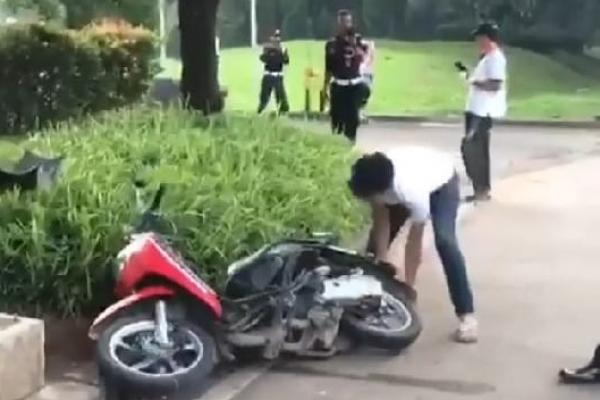 Polisi menindak tegas pelanggar lalulintas. Anehnya pemuda ini ngamuk banting motornya saat hendak ditilang.