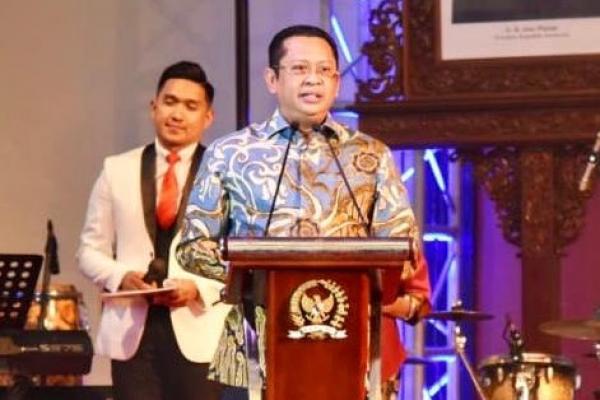 Dalam acara Perayaan Natal 2018 dan Tahun Baru 2019 di lingkungan Sekretariat Jenderal MPR, DPR, dan DPD RI, Ketua DPR RI Bambang Soesatyo (Bamsoet) mengajak semua pihak untuk senantiasa menghormati satu sama lain.