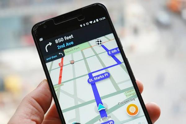 Aplikasi navigasi Google, Waze, terkenal karena memberikan laporan yang terus terupdate, yang dikirimkan kepada pengguna terkait situasi jalan yang dilewati termasuk ketika ada razia dari pihak kepolisian.