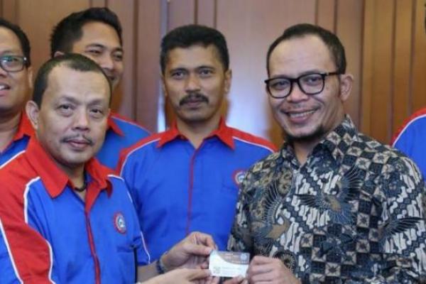 Menteri Ketenakerjaan (Menaker) M. Hanif Dhakiri mendukung langkah Konfederasi Serikat Pekerja Seluruh Indonesia (KSPSI) membuat kartu “KSPSI Peduli” untuk menggalang dana sosial bagi pekerja/buruh