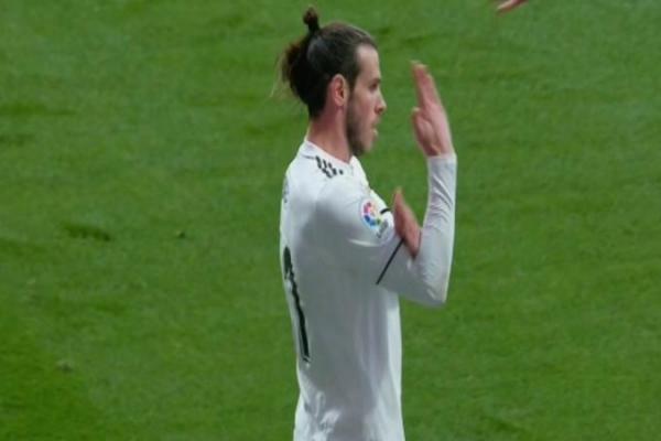 Usai mencetak gol ketiga Madrid, Bale berlari ke sisi kiri lapangan. Dia membuat gerakan aneh dengan mengangkat tangan kanannya beberapa kali, sebelum menyilangkannya.