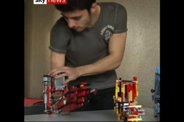 Seorang pemuda Spanyol berusia 19 tahun yang lahir hanya dengan satu tangan mengatakan cinta pada mainan masa kecilnya Lego menyebabkan dia membangun lengan palsu dari potongan-potongan mainan tersebut.
