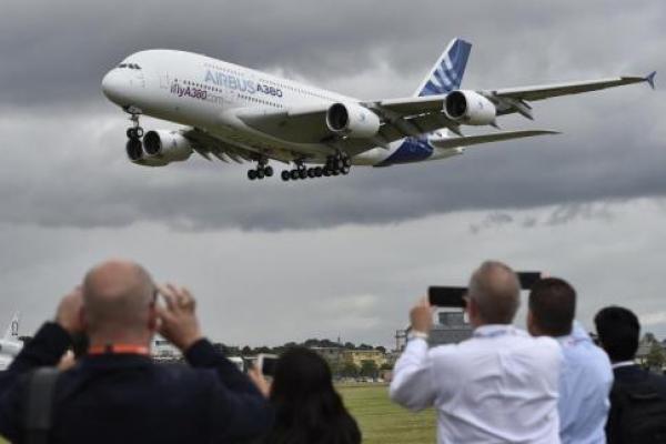 Airbus mengatakan akan mengakhiri produksi dalam dua tahun pesawat superjumbo tipe A380, yang juga merupakan pesawat terbesar di dunia setelah chief carrier model itu mengurangi pesanan terbarunya