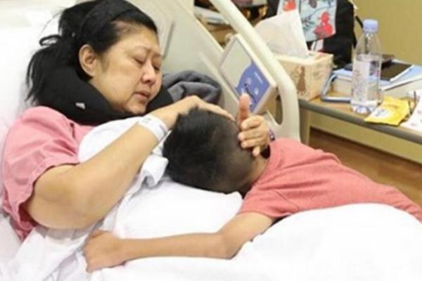 Ibu Ani Yudhoyono optimis akan secepatnya pulih dari penyakit kanker darah yang dideritanya. Cucu selalu membahagiakannya.
