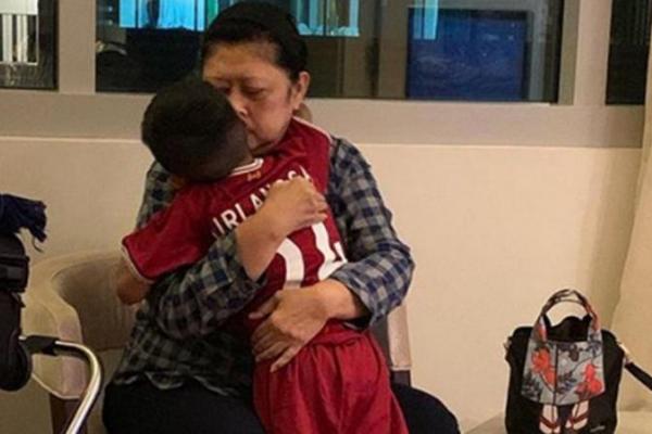 Rangkaian foto-foto Ibu Ani Yudhoyono bersama cucu-cucunya membuat masyarakat tersentuh dan banyak yang mendoakan untuk kesembuhannya.