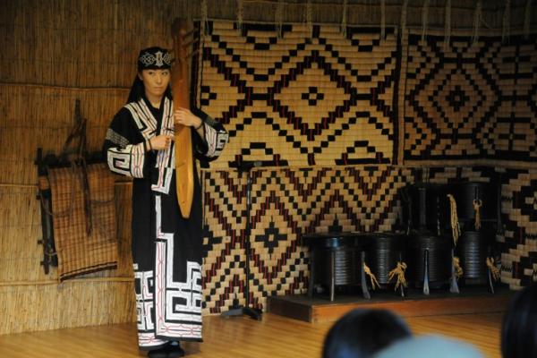 Orang-orang Suku Ainu selama ini tinggal di Hokkaido Utara. Mereka diketahui telah lama menderita akibat kebijakan asimilasi paksa dari pemerintah.