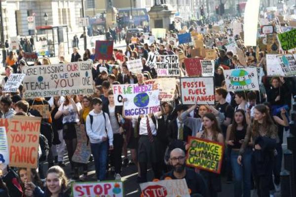 Puluhan ribu siswa Inggris bolos sekolah untuk menuntut tindakan pemerintah untuk menghentikan perubahan iklim, Jumat (15/02) waktu setempat.