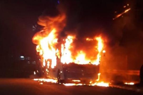 Bus Trans Jakarta terbakar ludes saat berada di Halte kawasan Pasar Baru, Jakarta Pusat. Bagaimana supir dan penumpang?