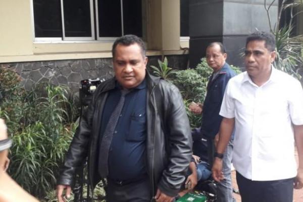 KPK merespon terkait penetapan tersangka Hery Dosinaen, Sekda Papua yang diduga melakukan penganiayaan terhadap anggota KPK.