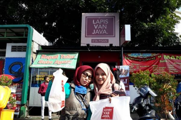 Bandung memiliki kuliner yang khas dan lezat. Salah satu yang sedang menjadi idola adalah kue Lapis Van Java. Beneran?