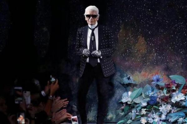 Majalah Paris menyebutkan bahwa Designer Perancang busana dan ikon Chanel Karl Lagerfeld meninggal pada usia 85 di Paris, Selasa (19/02) waktu setempat.