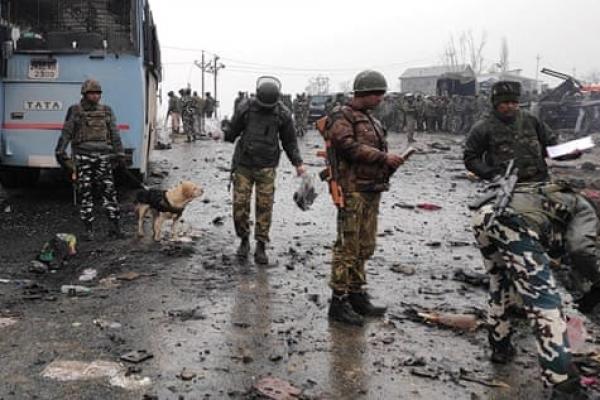 Hubungan Masyarakat Antar-Layanan Pakistan mengatakan, tiga tentara tewas ketika pasukan India melakukan tembakan tidak beralasan di sektor Rawalakot dari Garis Kontrol antara kedua negara.
